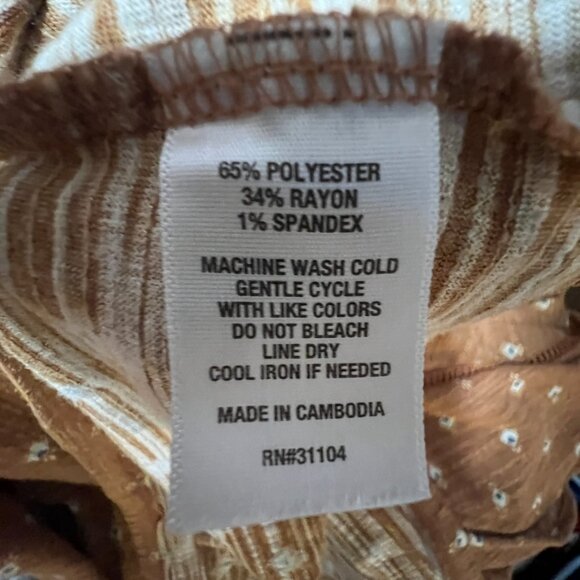 Brown Printed V-Neck Top with Flowy Sleeves – Plus Size - Picture 3 of 3